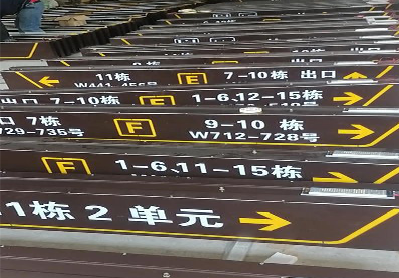 丹巴广告标识中，常见的几种安装方式。