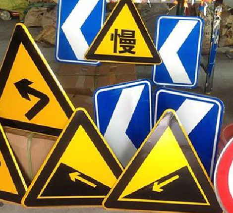 丹巴标识标牌中颜色的确定是很重要的。